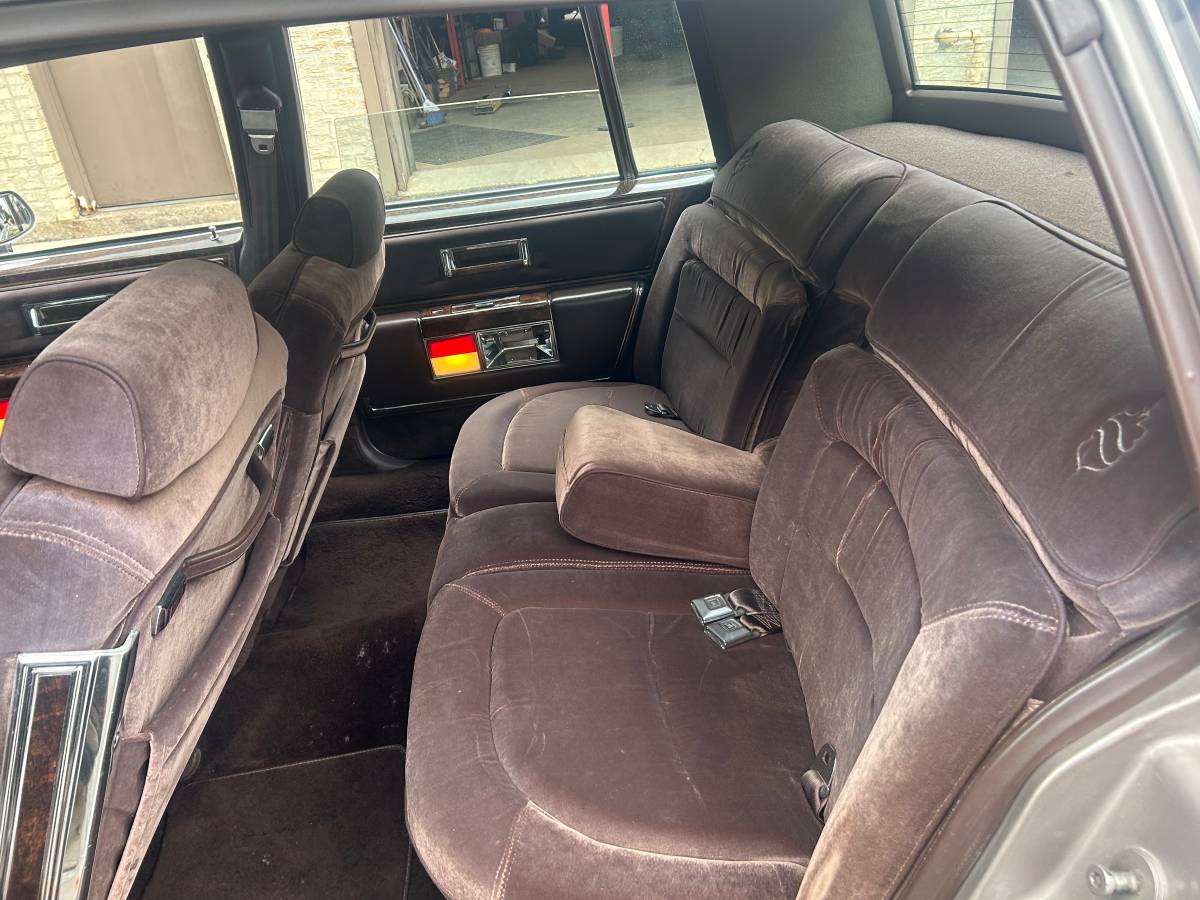 Oldsmobile-98-regency-1983-brown-17