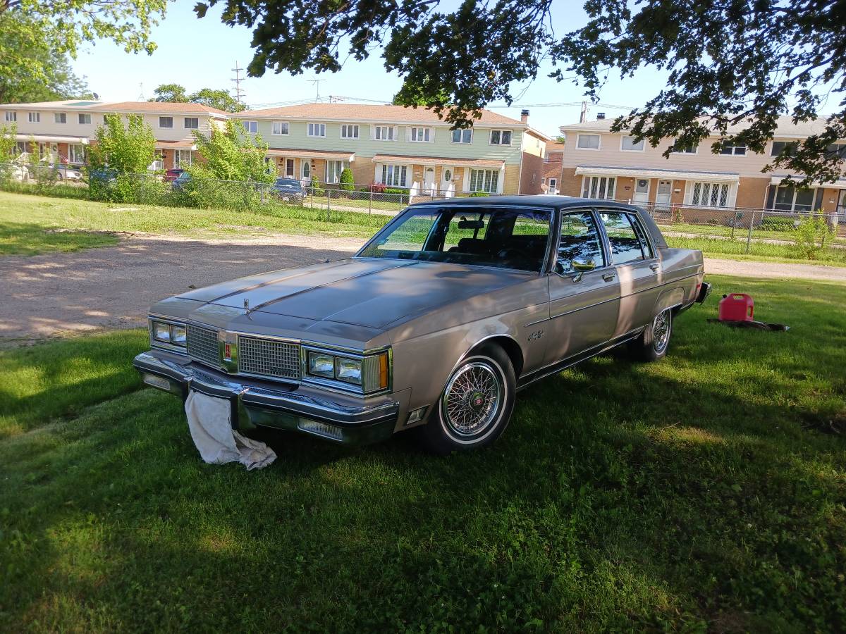 Oldsmobile-98-regency-1983-brown-18