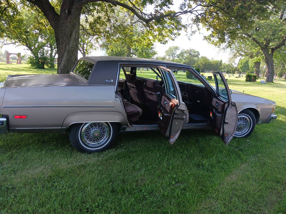 Oldsmobile-98-regency-1983-brown-19