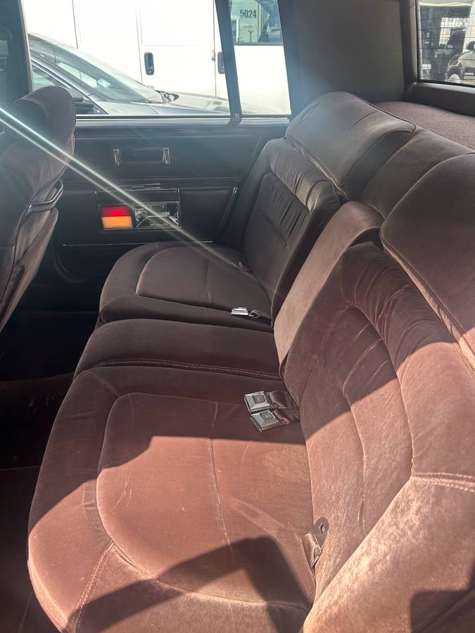 Oldsmobile-98-regency-1983-brown-21