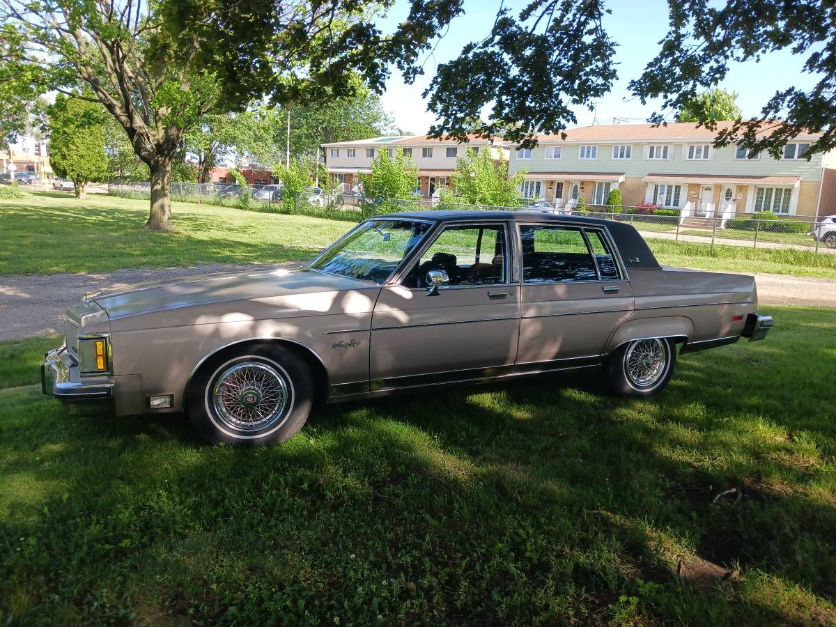 Oldsmobile-98-regency-1983-brown-3