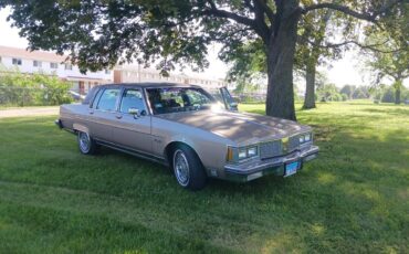 Oldsmobile-98-regency-1983-brown-5
