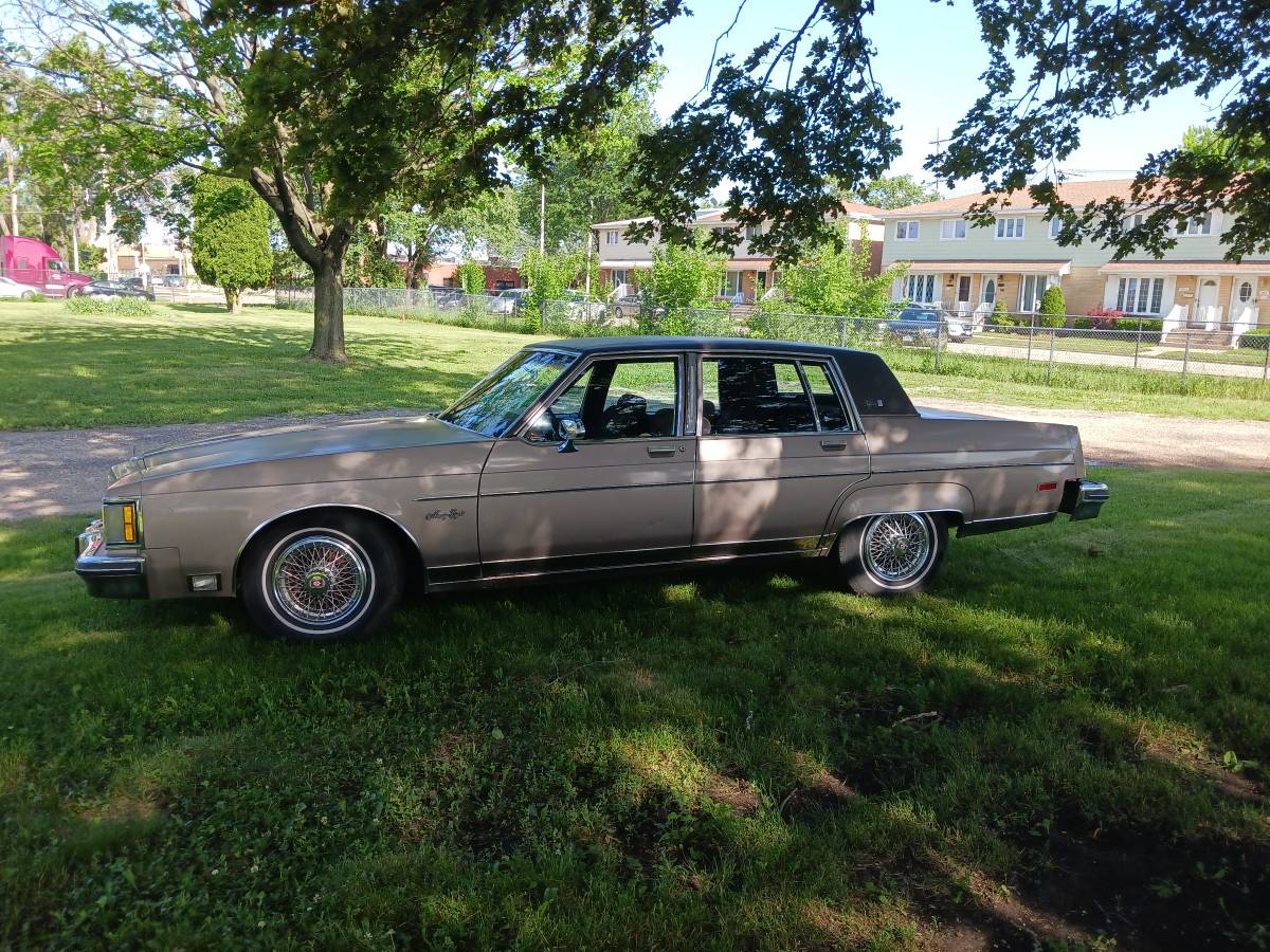 Oldsmobile-98-regency-1983-brown-6