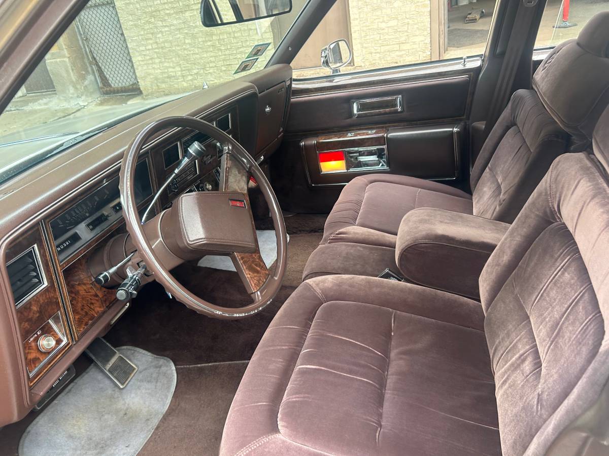 Oldsmobile-98-regency-1983-brown-9