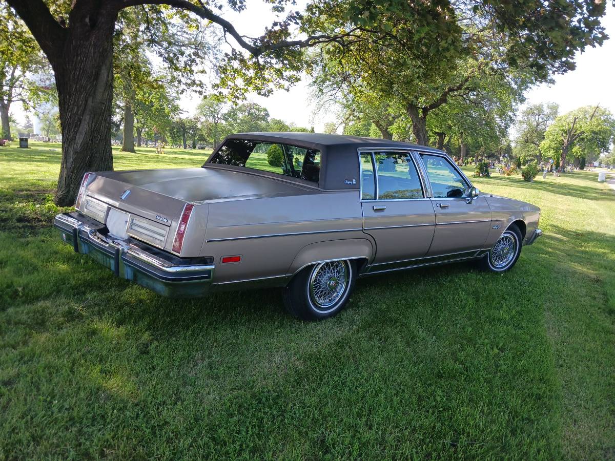 Oldsmobile-98-regency-1983-brown