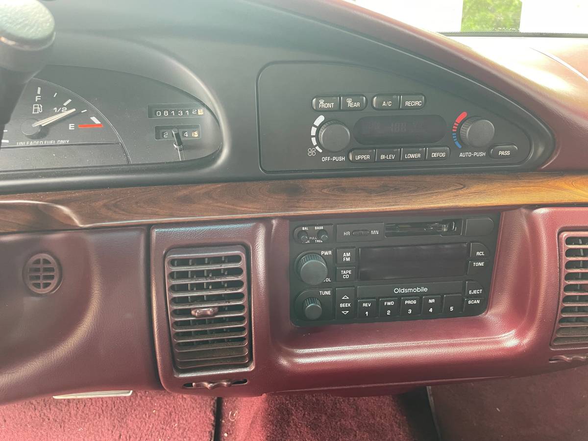 Oldsmobile-98-regency-1994-10