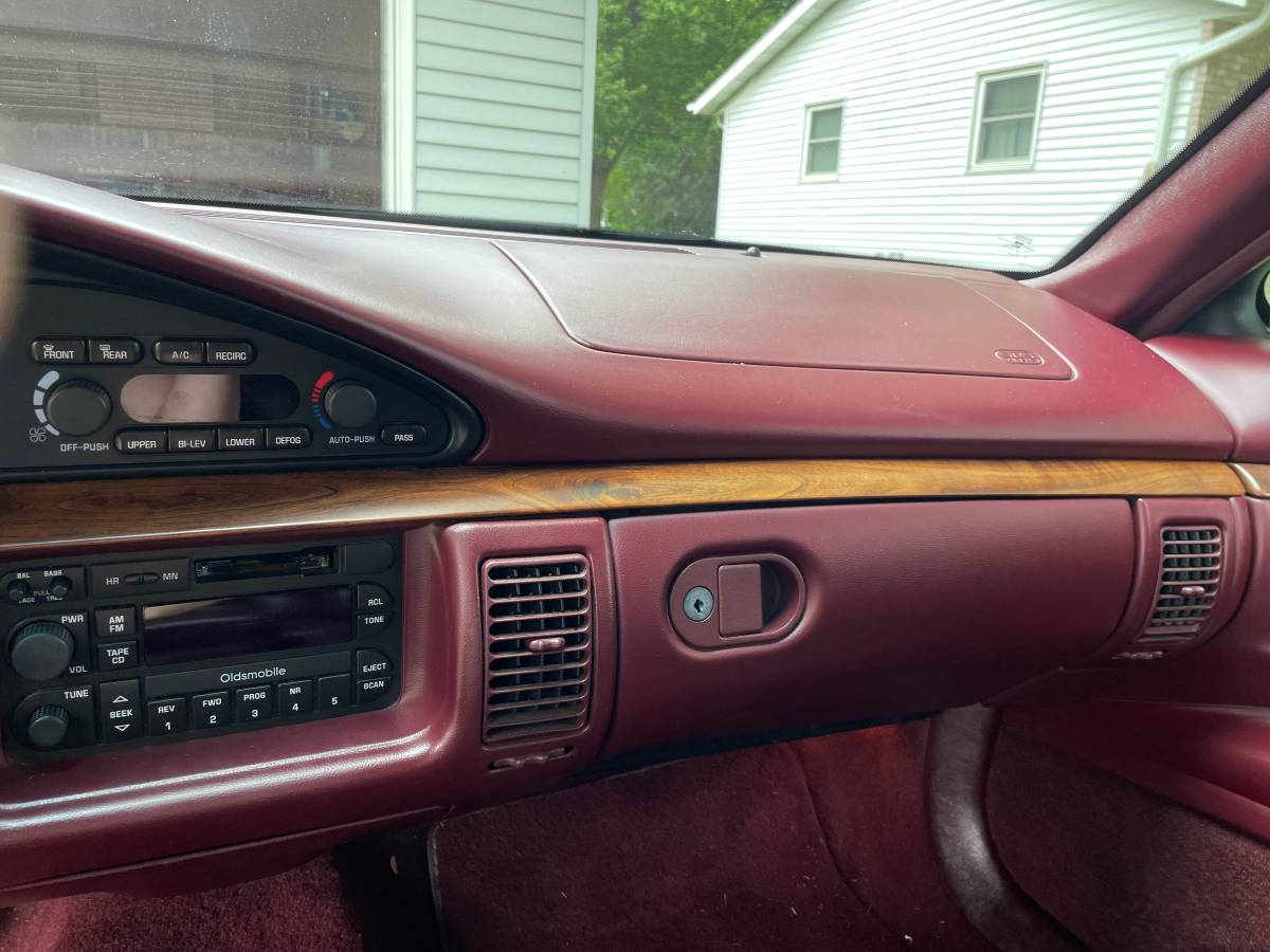 Oldsmobile-98-regency-1994-11