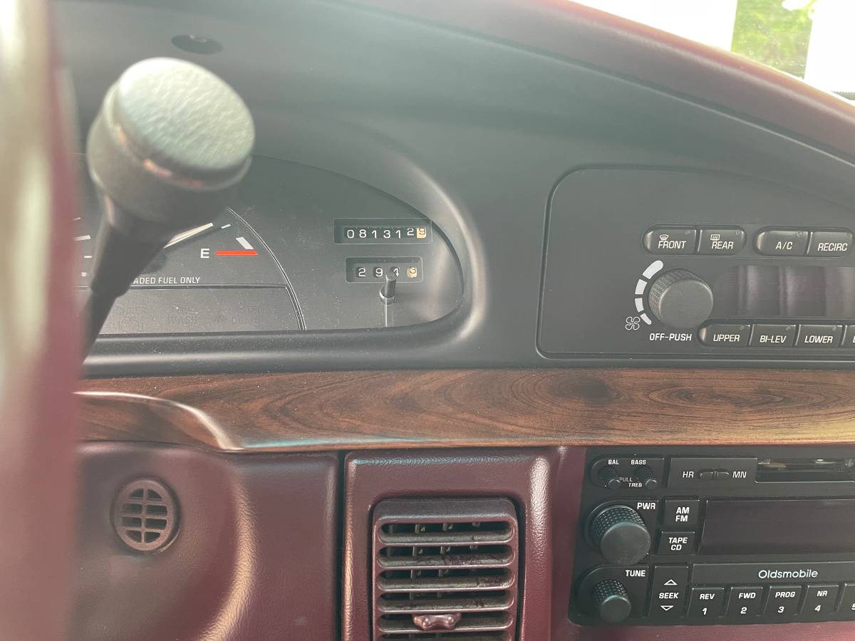 Oldsmobile-98-regency-1994-9