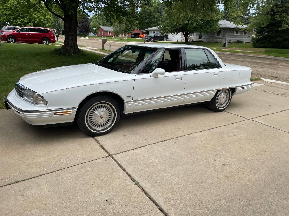 Oldsmobile-98-regency-1994