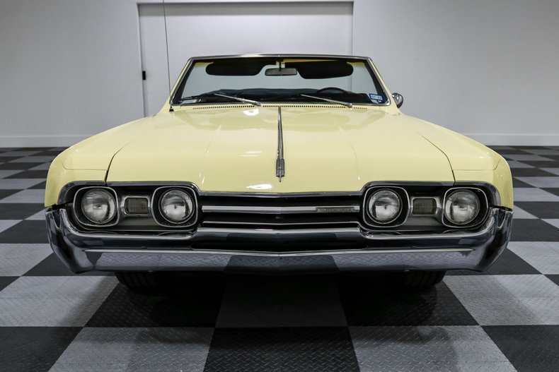 Oldsmobile-Cutlass-1967-Yellow-BLACK-1