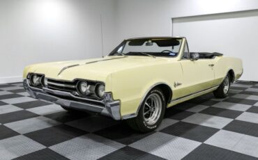 Oldsmobile-Cutlass-1967-Yellow-BLACK-15
