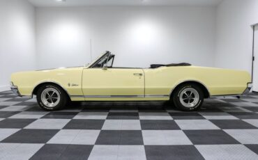 Oldsmobile-Cutlass-1967-Yellow-BLACK-17