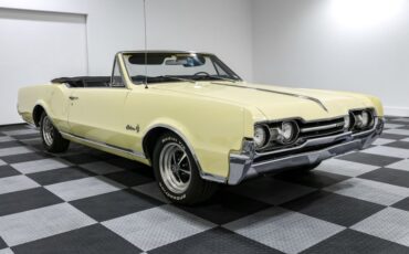 Oldsmobile-Cutlass-1967-Yellow-BLACK-2