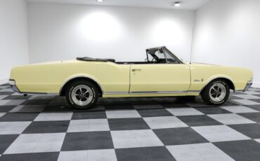 Oldsmobile-Cutlass-1967-Yellow-BLACK-3