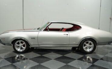 Oldsmobile-Cutlass-1969-Platinum-Red