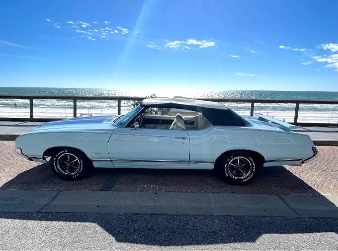 Oldsmobile-Cutlass-1972-Blue-White-Vinyl-2