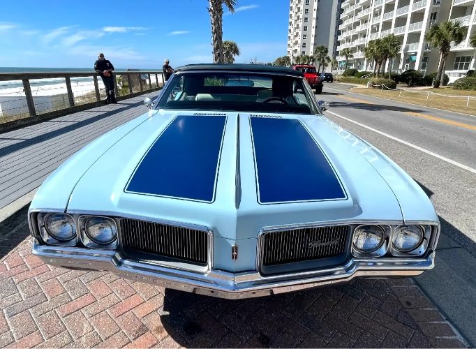 Oldsmobile-Cutlass-1972-Blue-White-Vinyl-3