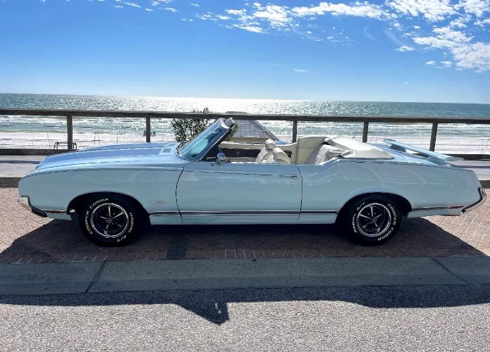 Oldsmobile-Cutlass-1972-Blue-White-Vinyl-6
