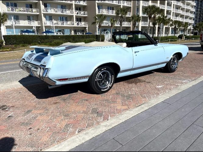 Oldsmobile-Cutlass-1972-Blue-White-Vinyl