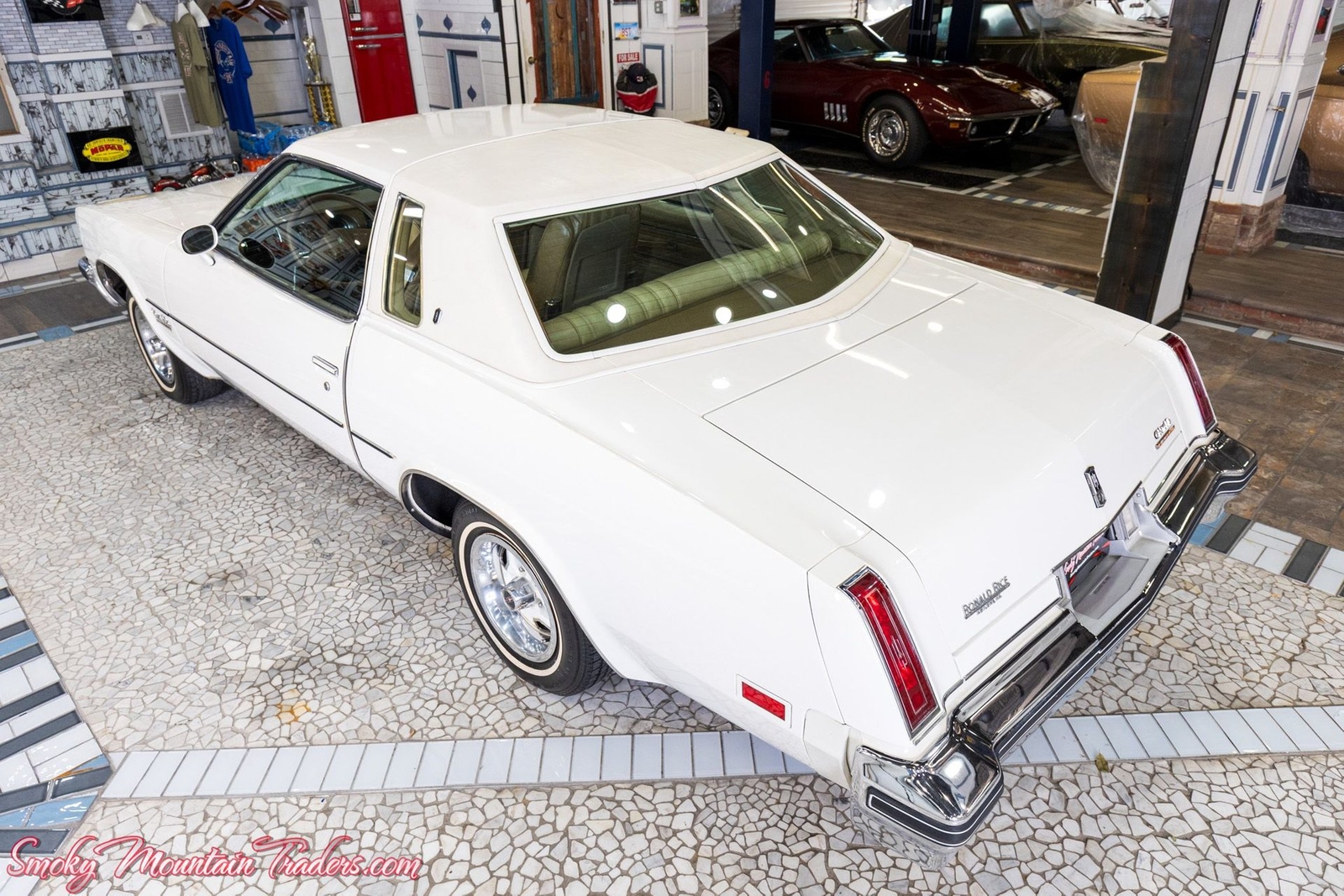 Oldsmobile-Cutlass-1977-35