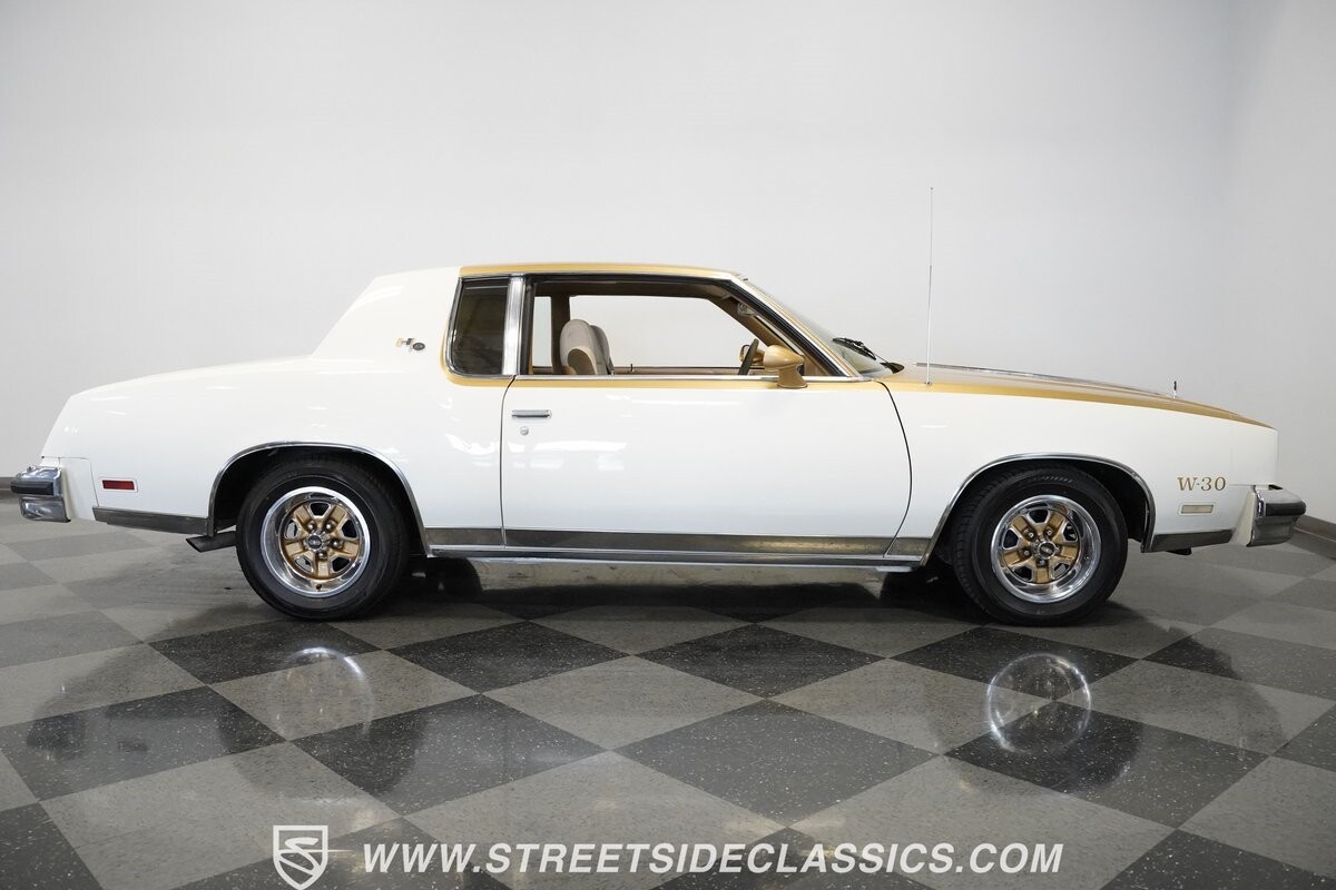 Oldsmobile-Cutlass-1979-Coupe-31