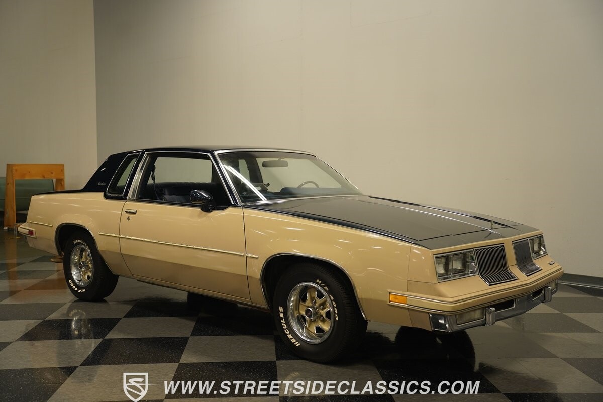 Oldsmobile-Cutlass-1981-Coupe-19