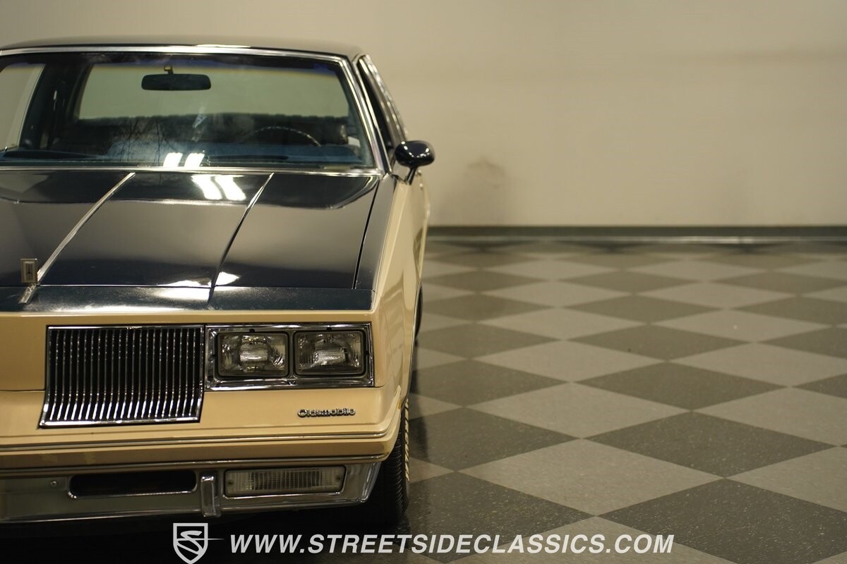 Oldsmobile-Cutlass-1981-Coupe-23