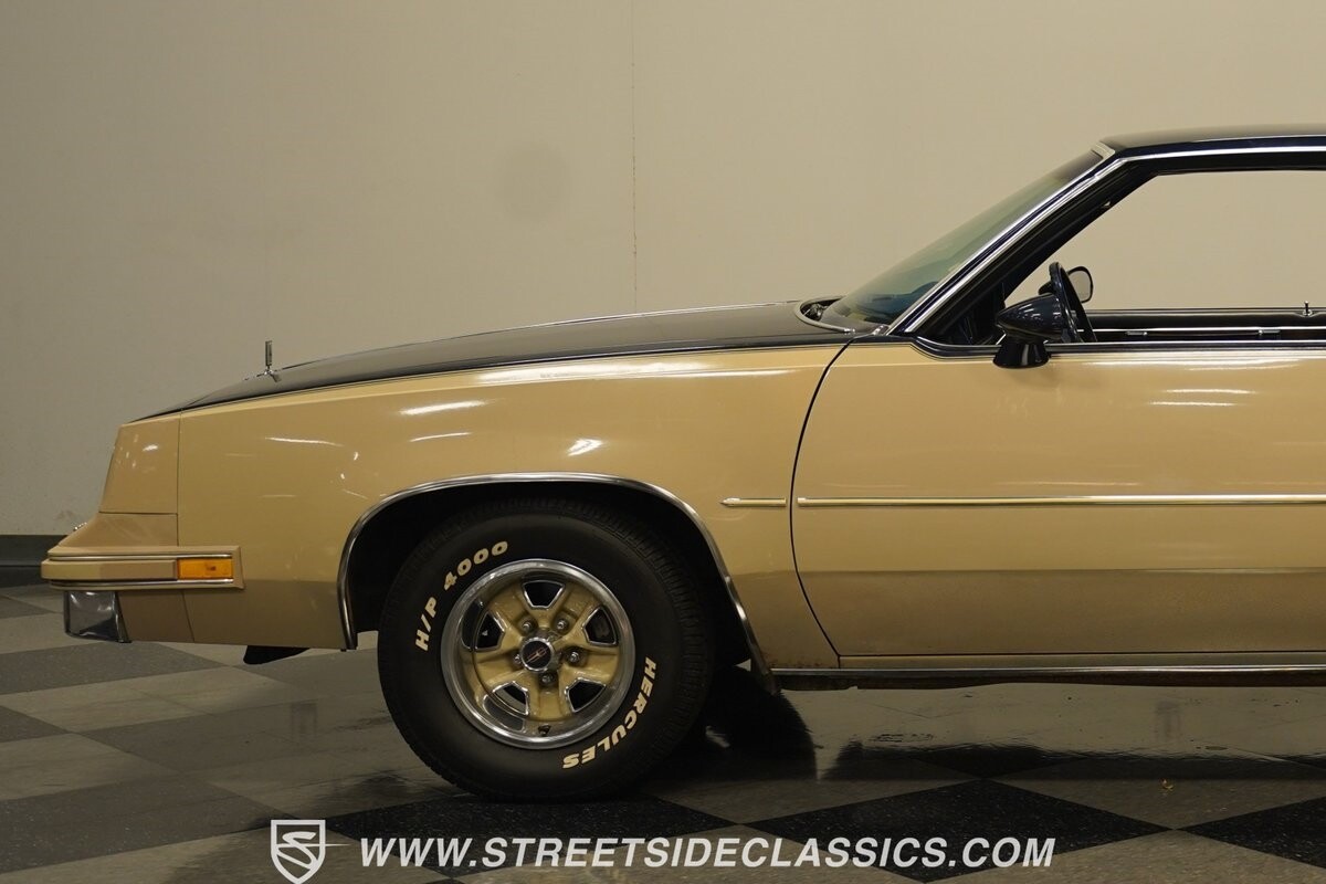Oldsmobile-Cutlass-1981-Coupe-26