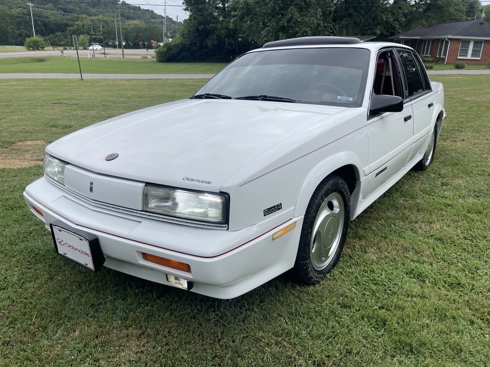 Oldsmobile-Cutlass-1989-Sedan-11