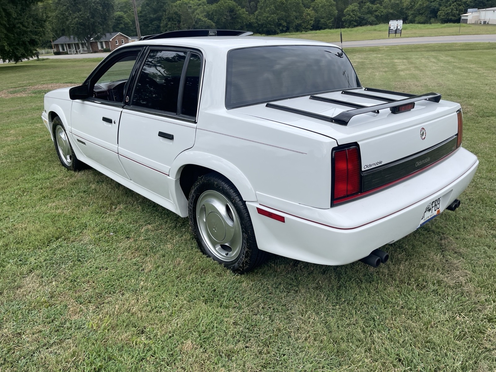 Oldsmobile-Cutlass-1989-Sedan-15