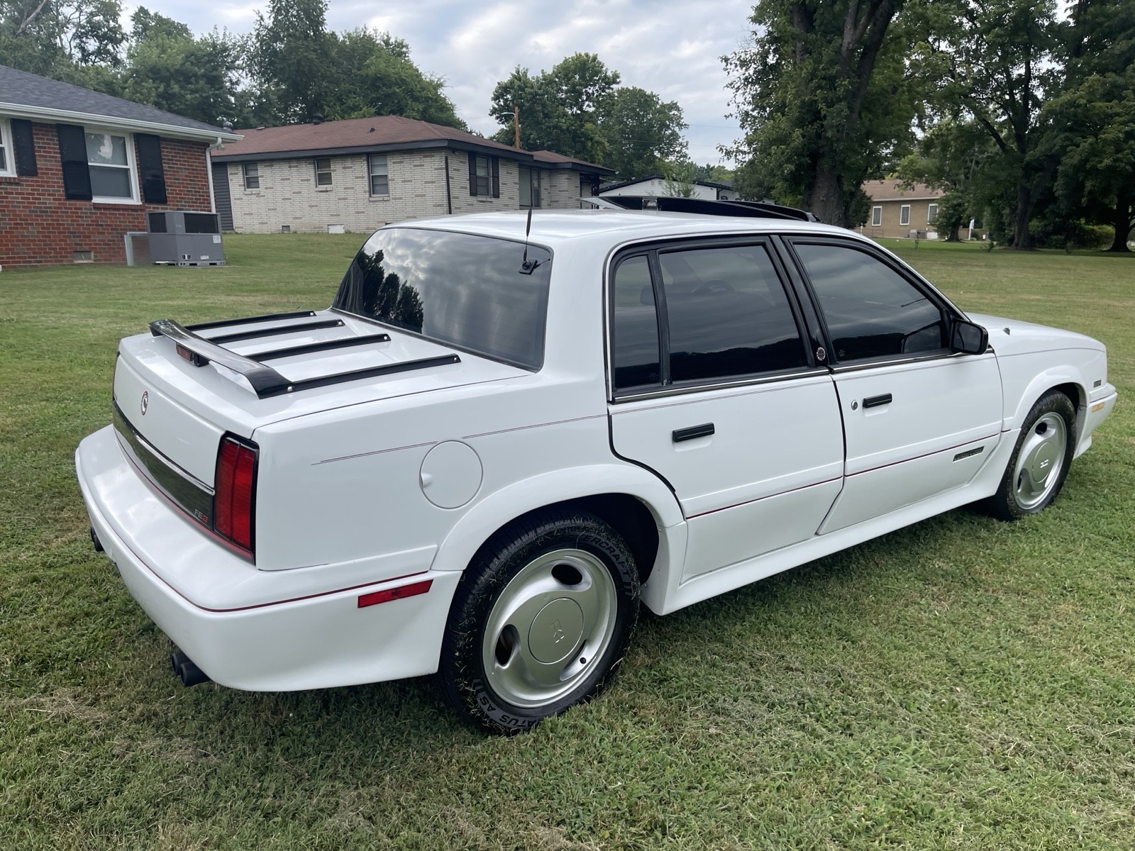 Oldsmobile-Cutlass-1989-Sedan-17