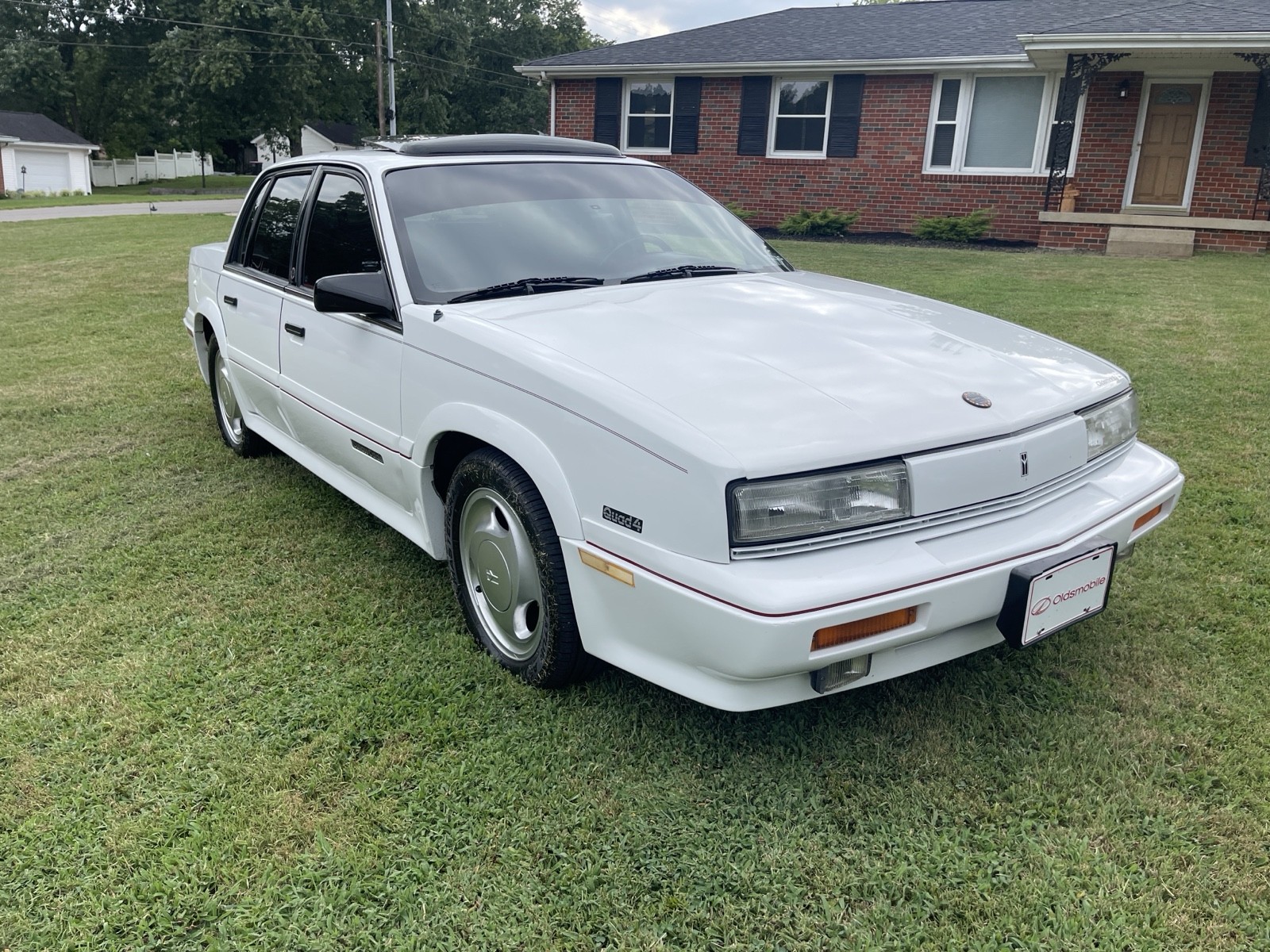Oldsmobile-Cutlass-1989-Sedan-2