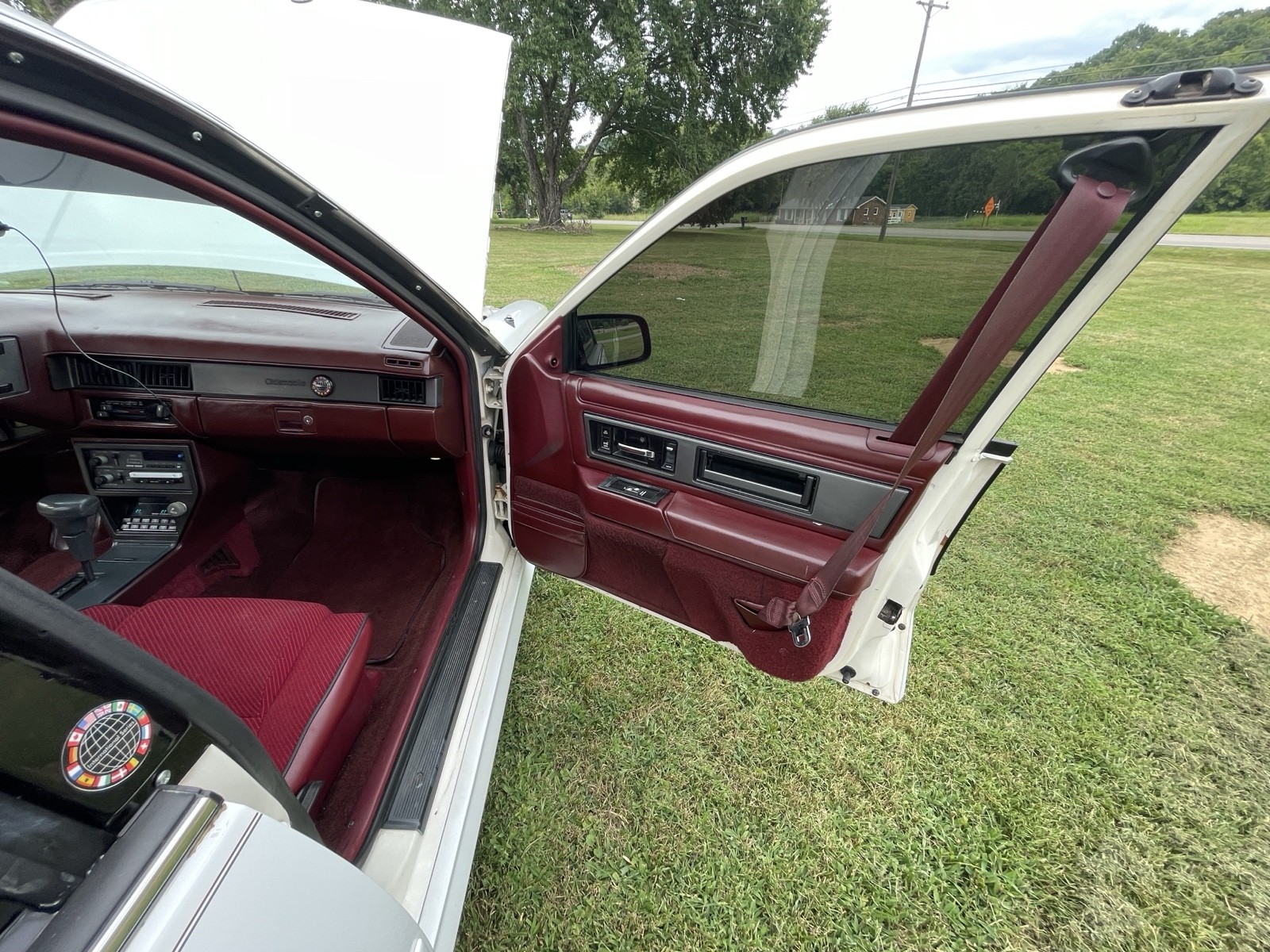 Oldsmobile-Cutlass-1989-Sedan-27