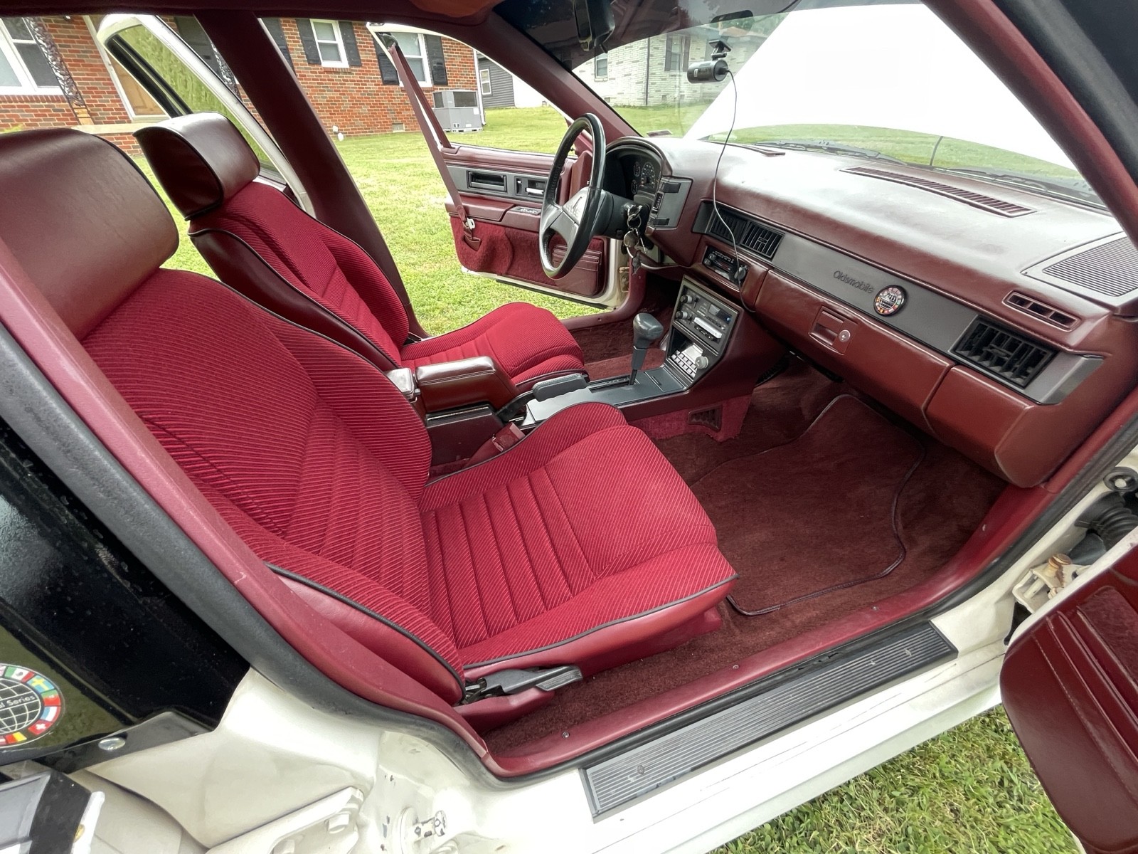 Oldsmobile-Cutlass-1989-Sedan-28