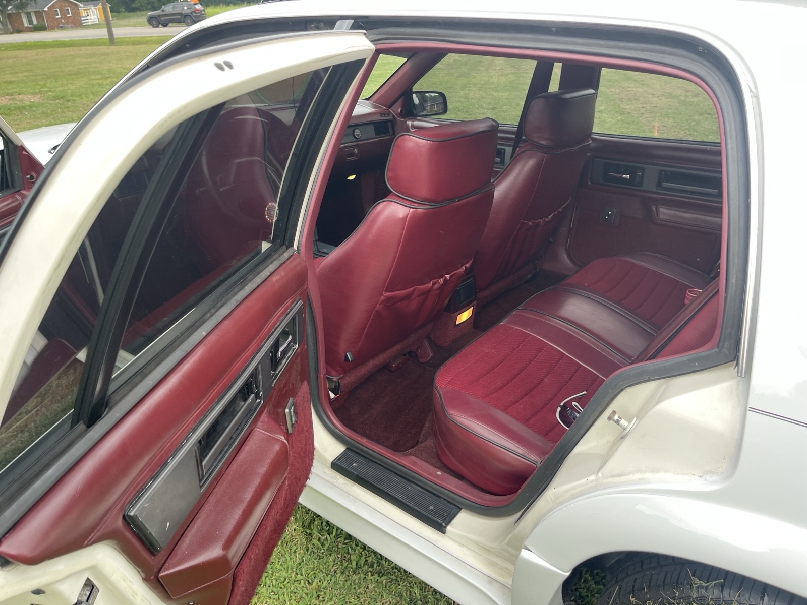 Oldsmobile-Cutlass-1989-Sedan-29