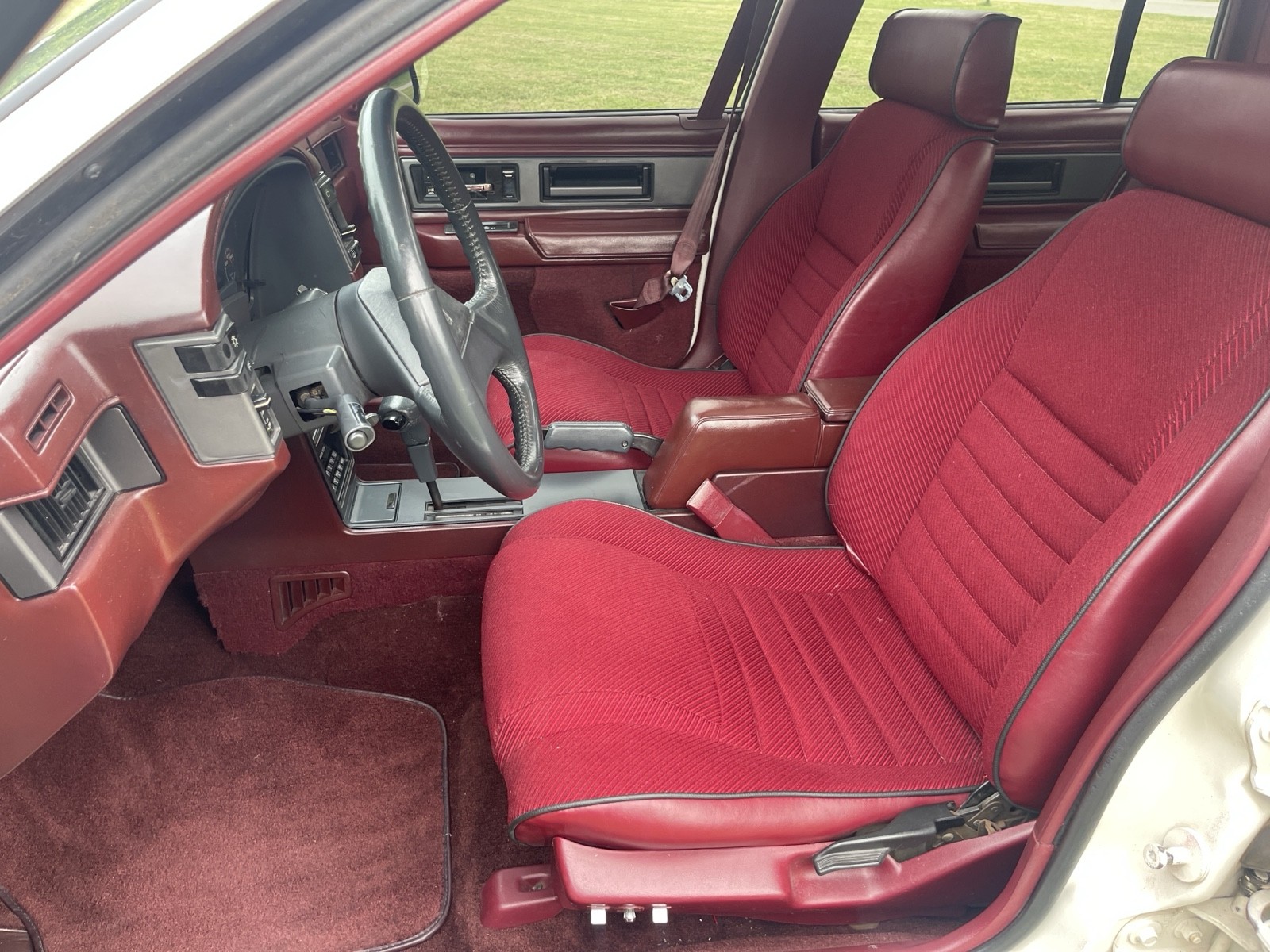Oldsmobile-Cutlass-1989-Sedan-32