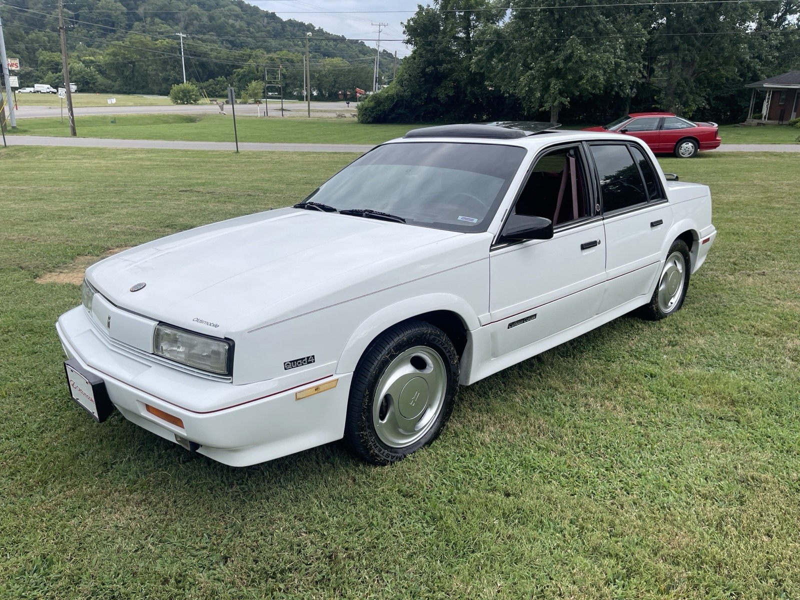 Oldsmobile-Cutlass-1989-Sedan
