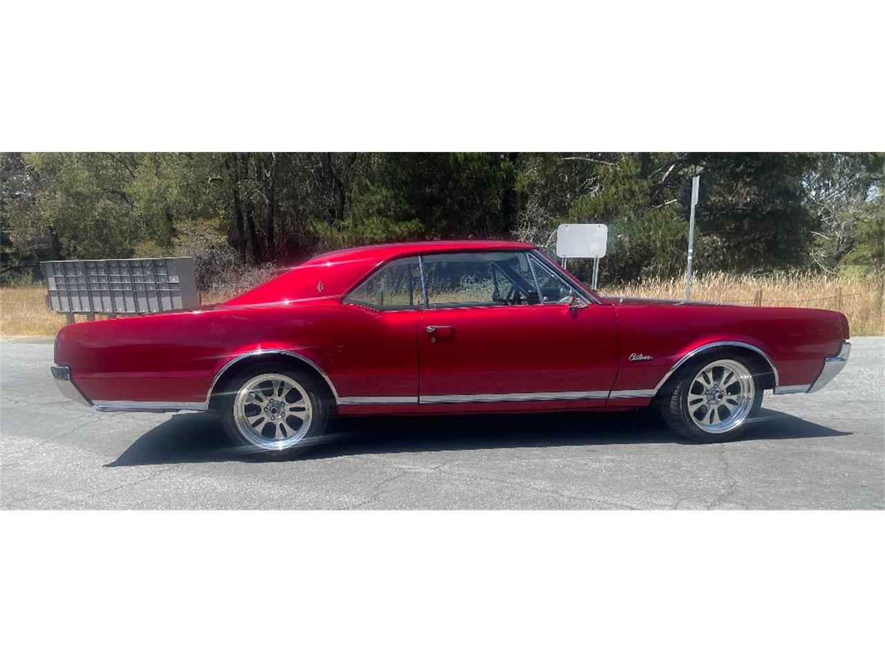 Oldsmobile-Cutlass-supreme-1967-Custom-candy-Red-White-Black-10