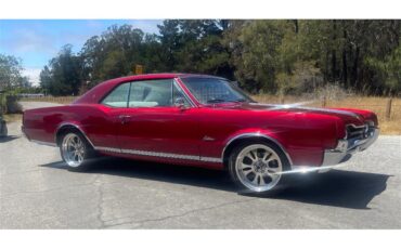 Oldsmobile-Cutlass-supreme-1967-Custom-candy-Red-White-Black-11