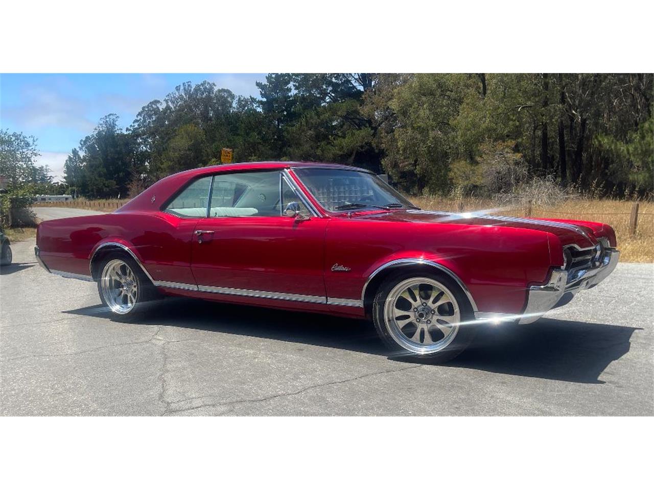 Oldsmobile-Cutlass-supreme-1967-Custom-candy-Red-White-Black-11