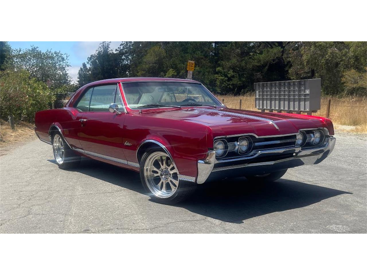 Oldsmobile-Cutlass-supreme-1967-Custom-candy-Red-White-Black-12