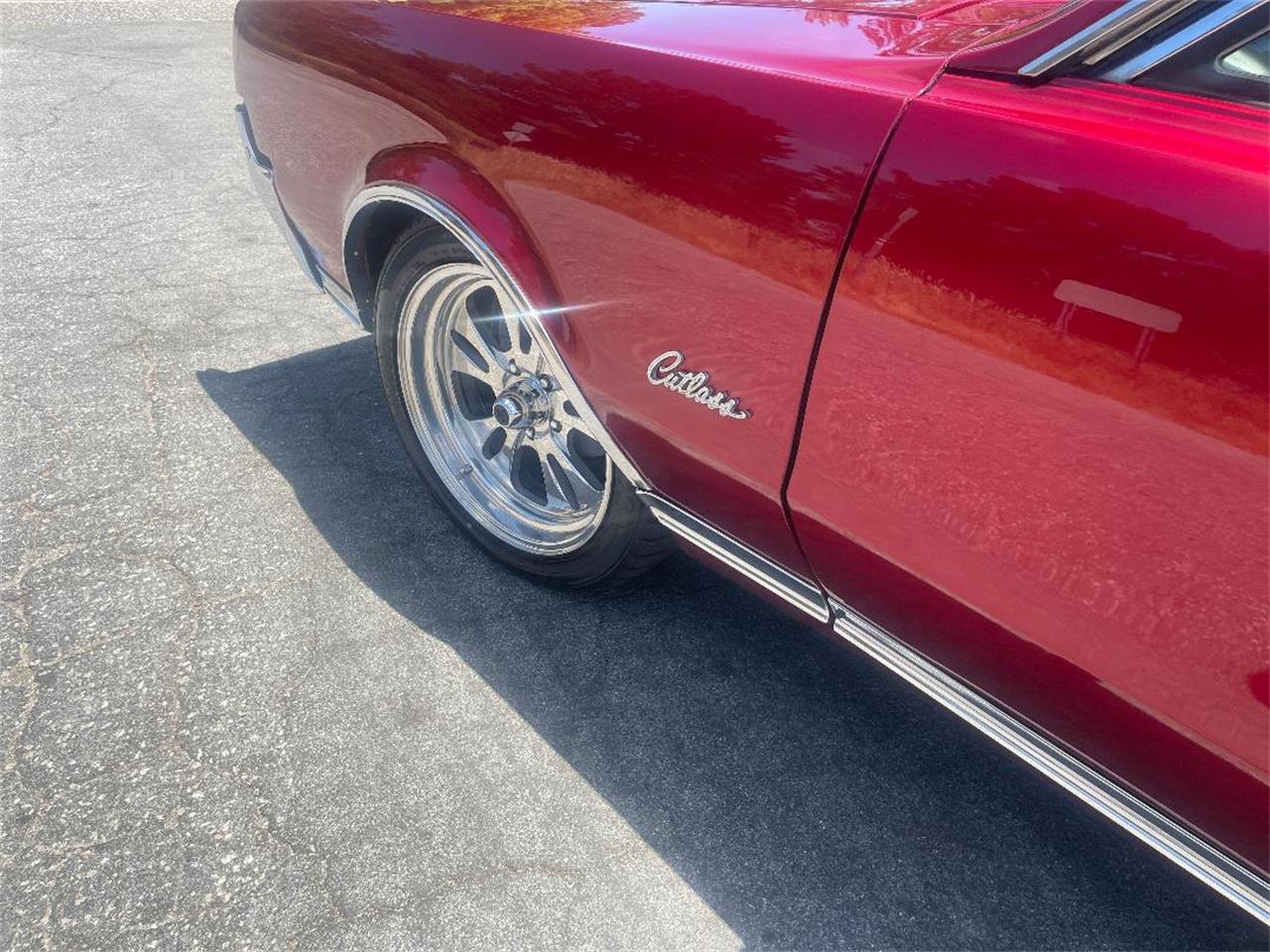 Oldsmobile-Cutlass-supreme-1967-Custom-candy-Red-White-Black-13