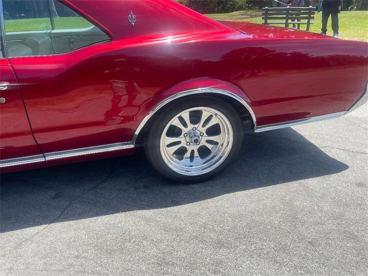 Oldsmobile-Cutlass-supreme-1967-Custom-candy-Red-White-Black-14