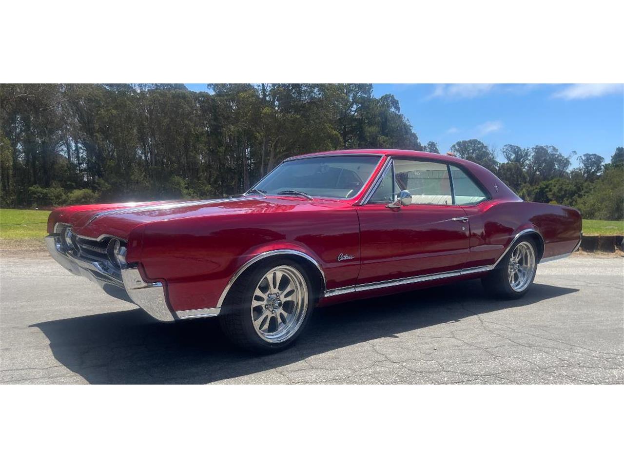Oldsmobile-Cutlass-supreme-1967-Custom-candy-Red-White-Black-2