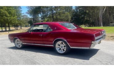 Oldsmobile-Cutlass-supreme-1967-Custom-candy-Red-White-Black-3