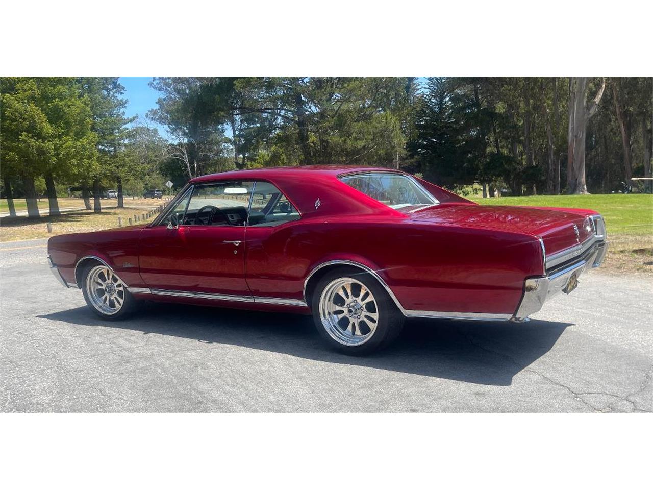 Oldsmobile-Cutlass-supreme-1967-Custom-candy-Red-White-Black-3