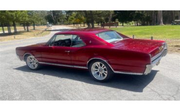 Oldsmobile-Cutlass-supreme-1967-Custom-candy-Red-White-Black-4
