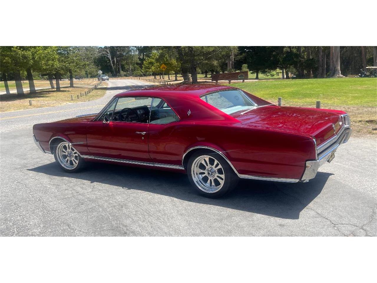 Oldsmobile-Cutlass-supreme-1967-Custom-candy-Red-White-Black-4