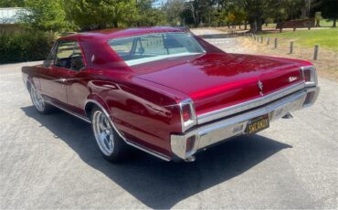 Oldsmobile-Cutlass-supreme-1967-Custom-candy-Red-White-Black-5