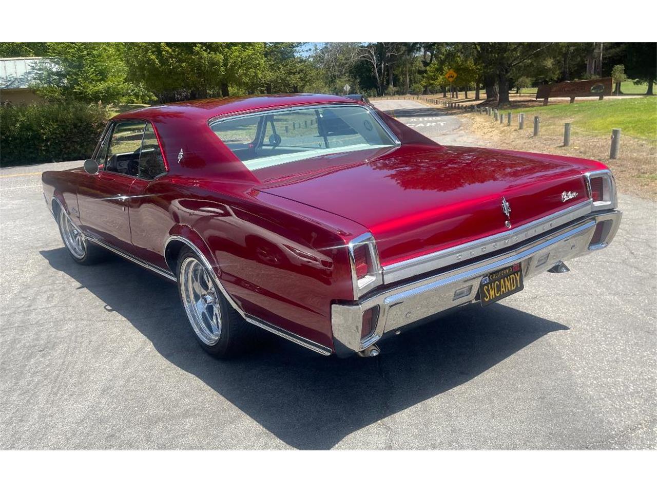 Oldsmobile-Cutlass-supreme-1967-Custom-candy-Red-White-Black-5